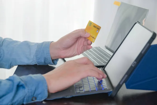 Hombre Escribiendo Número Tarjeta Crédito Para Pagar Con Tarjeta Crédito — Foto de Stock