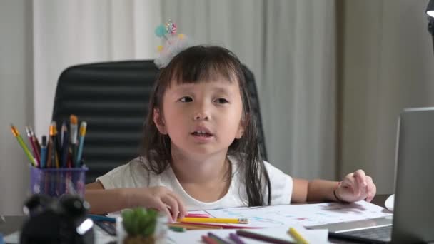 Asiática niña en uniforme preescolar haciendo la tarea de la escuela y hablar en casa para enviar al maestro al día siguiente — Vídeos de Stock