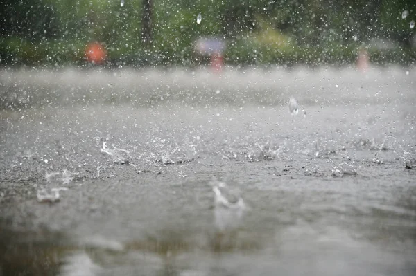 大雨の日に雨の水が街の床に落ちる — ストック写真