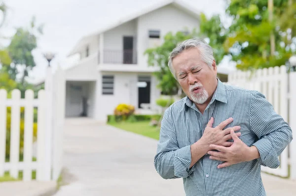 Asiatico uomo avendo petto doloroso cuore attacco a all'aperto casa parco cardiopatia concetto — Foto Stock