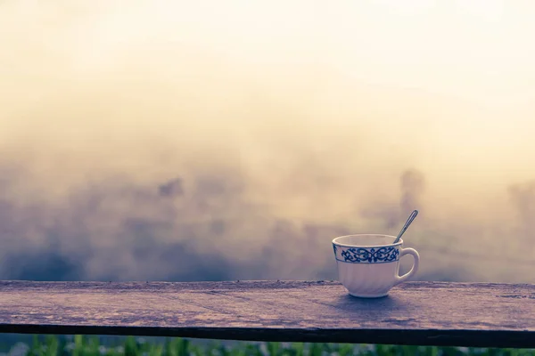 Hete Koffie Houten Tafel Winter Bergen Landschap Met Zonlicht Ochtend — Stockfoto