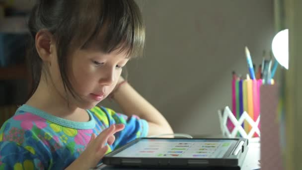 Asiático niño sentado descansando en sala de estar utilizando tableta digital ver dibujos animados educativo juego en línea concepto — Vídeos de Stock