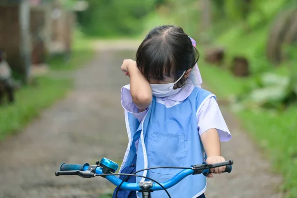 Menina Chorando Enquanto Sentado Bicicleta Livre Estrada — Fotografia de Stock