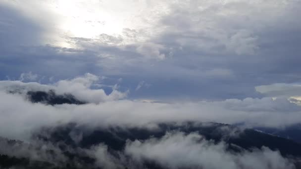 Nebel und Wolkengebirgslandschaft im nebligen Zeitraffer — Stockvideo