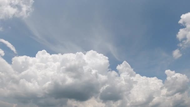 Cielo blu nuvole di pioggia che si muovono attraverso il cielo. Veloce formazione e movimento delle nuvole creando un lasso di tempo surreale natura nuvole video — Video Stock