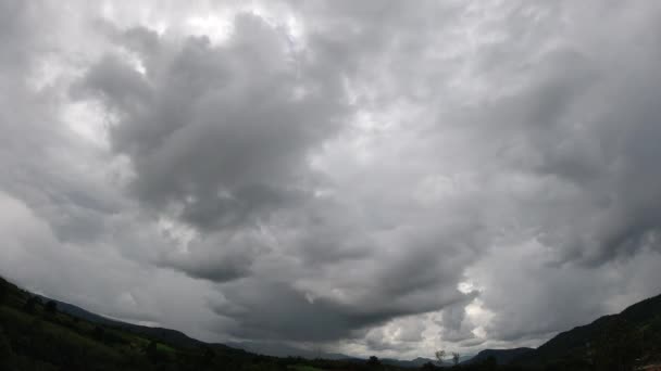 A viharfelhők sűrűn mozognak az égen. Gyors vihar felhő eső kialakulását és mozgását, ami egy szürreális idő lapse természet felhők videó — Stock videók