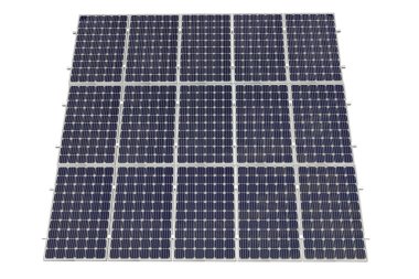 Beyaz arka plandaki güneş panelleri temiz enerji