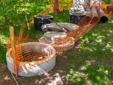 Çelik borular ve çeşitli boyutlarda beton halkalar yerleşim alanındaki bir su borusunun inşaatında kullanılmış.