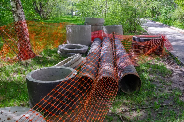 Stahlrohre Und Betonringe Verschiedenen Größen Auf Der Baustelle Einer Wasserleitung — Stockfoto