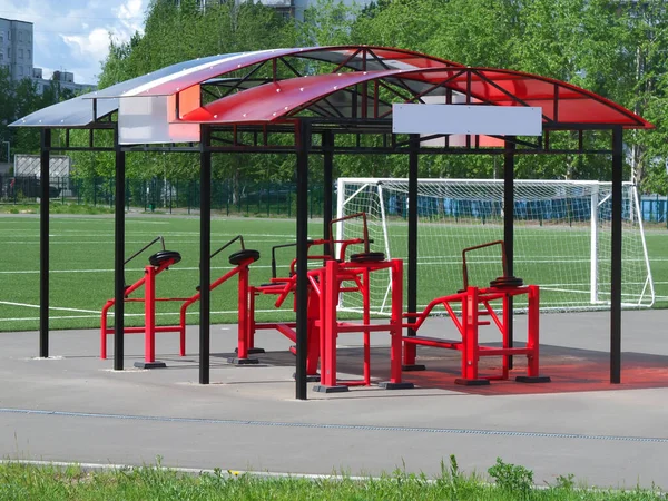 Neue Trainingsgeräte Für Das Training Unter Einem Baldachin Aus Zellulärem — Stockfoto