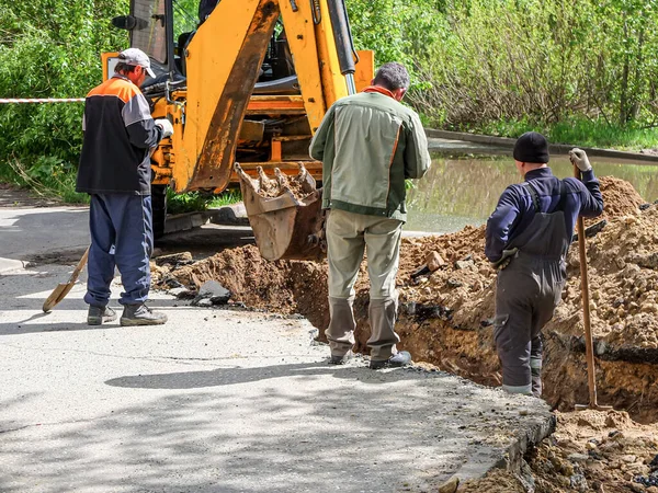 Ein Bagger Und Drei Bagger Heben Einen Graben Aus Ein — Stockfoto