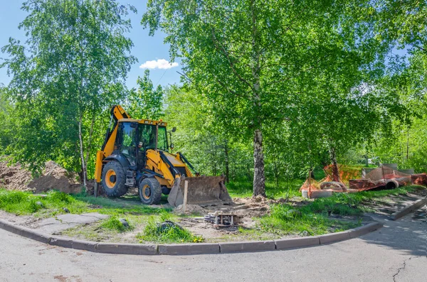 Ein Fahrbarer Universal Baggerlader Gräbt Einen Graben Für Die Verlegung — Stockfoto