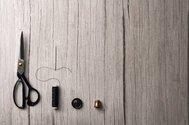 Kahverengi ahşap masa üzerinde dikiş araçları ile telif alanı çerçeve