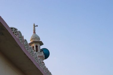 Mescid hoparlörleri, Müslümanlar için cami hoparlörleri namaz kılma çağrısı, kutsal mekan tapınağı dış duvar kağıdı arka planı.