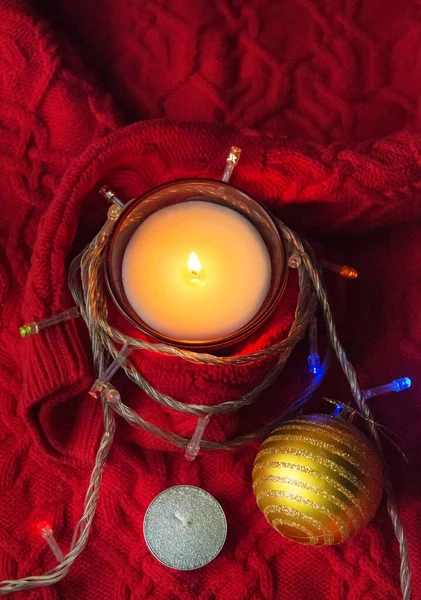 Κερί Φώτα Και Μια Χριστουγεννιάτικη Μπάλα Ένα Κόκκινο Άνετο Πλεκτό — Φωτογραφία Αρχείου