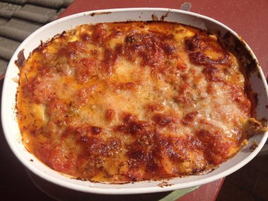 Beyaz tavada nefis bir lazanya, ev yapımı iştah açıcı geleneksel yemekler.