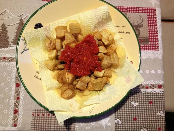 Hausgemachte Patatas Bravas Spanische Kartoffeln Mit Würziger Tomatensauce — Stockfoto