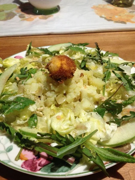 Gesundes Gericht Mit Kräutern Aus Bergwiesen Kartoffeln Und Blumenkohl Oben — Stockfoto