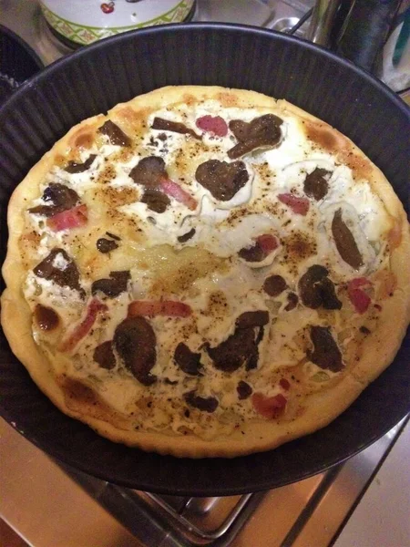 Pizza Sin Gluten Casera Blanca Con Champiñones Queso Tocino Crema —  Fotos de Stock