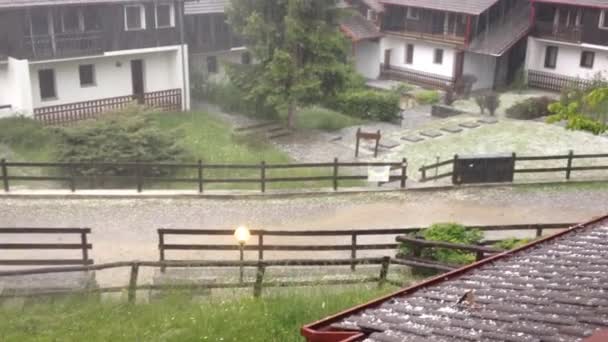 Starker Hagel Über Bergdorf Schlechtes Wetter Den Italienischen Alpen — Stockvideo