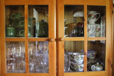 Dağ evi içlerinin ayrıntıları: cam şifonyer, büfe dolusu sofra takımı güzel nesneler