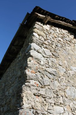 Taş duvarlı, eski bir taşra binasının köşesinde..