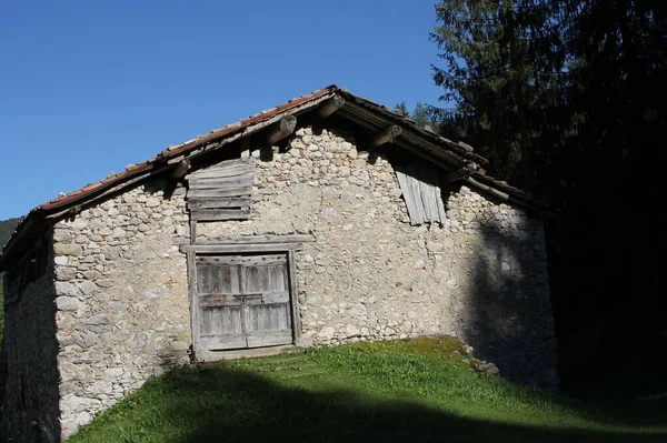 Old Alpine Barn Wooden Door Sunlight — Stock Photo, Image