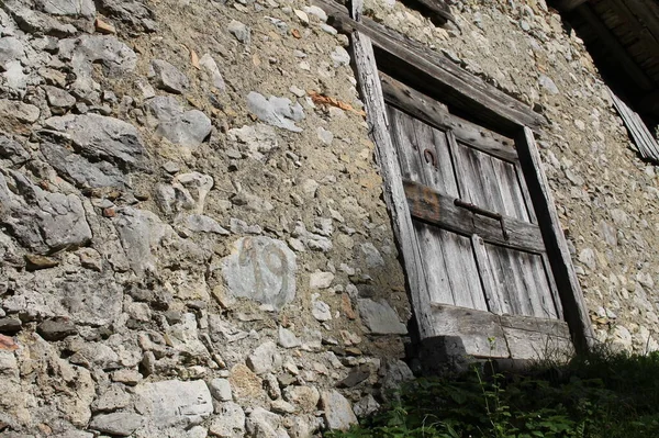 Puerta Madera Grande Vieja Una Pared Piedra Edificio Del País — Foto de Stock