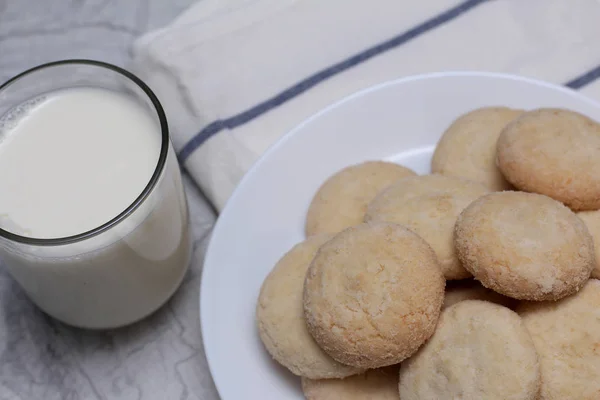 自家製ココナッツ クッキーとナプキンで皿の上の乳白からすのクローズ アップ — ストック写真
