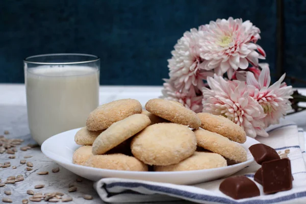 Close up van zelfgemaakte kokos koekjes chocolade en melkglas op plaat in een servet wih bloem chrysant — Stockfoto