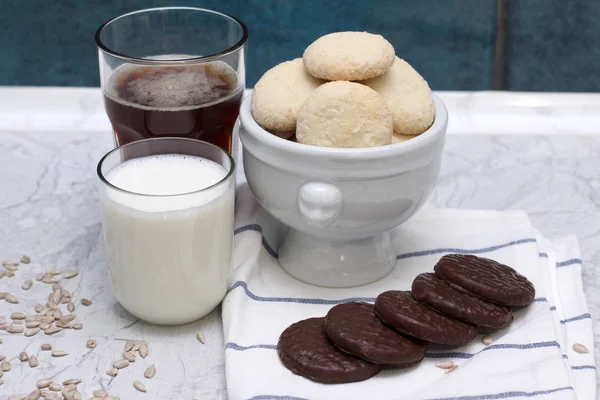 Close up van zelfgemaakte kokos koekjes chocolade en melkglas en koffie op de plaat in een servet wih bloem chrysant — Stockfoto