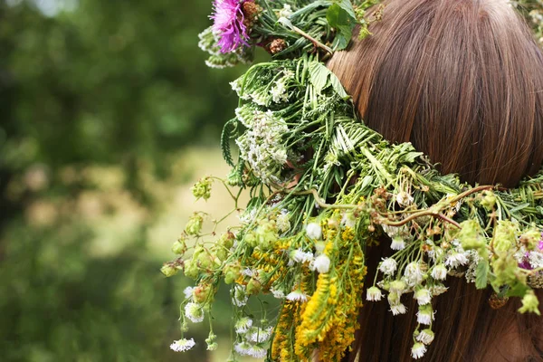 頭に花輪を捧げる少女 — ストック写真