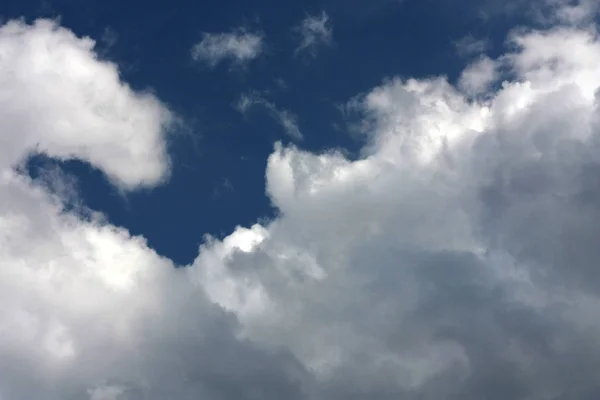 Bewolkte lucht — Stockfoto