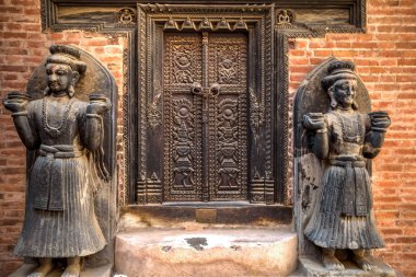 Bhaktapur Durbar Meydanı, eski Bhaktapur krallığının Katmandu Vadisi'nde, Nepal tahrip Kraliyet Sarayı önünde plaza girişinde dekore edilmiş.