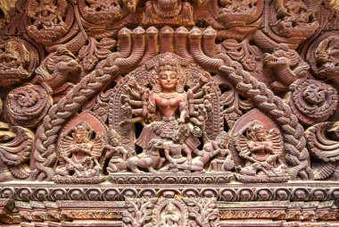 Ayrıntılı bir şekilde dekore edilmiş giriş Bhaktapur Durbar Meydanı, eski Bhaktapur krallığının Katmandu Vadisi'nde, Nepal tahrip Kraliyet Sarayı önünde plaza.