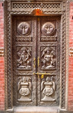 Ayrıntılı bir şekilde dekore edilmiş giriş Bhaktapur Durbar Meydanı, eski Bhaktapur krallığının Katmandu Vadisi'nde, Nepal tahrip Kraliyet Sarayı önünde plaza.