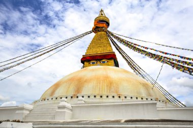 Boudhanath veya büyük Bouddha Stupa dünyanın en büyük stupas biri, sadece 11 km mesafede Katmandu, Nepal sermaye şehir bir UNESCO Dünya Miras Listesi bulunan.