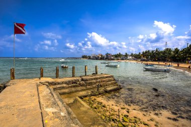 Güneşli bir gün, Sri Lank iskelede Hikkaduwa Beach