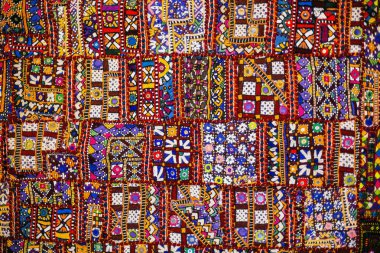 Rajasthani geleneksel patchwork halı Jaisalmer, Hindistan.