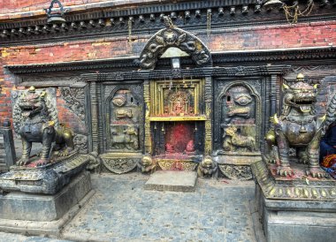 Hindu türbelerin Bhairava, Lord Shiva ateşli tezahürü adamıştır Bhairab Nath tapınağın dış duvarlar.