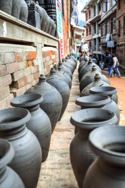 Ünlü seramik Meydanı, Kathmandhu Vadisi, Nepal Bhaktapur sokaklarında güneşte kurumaya terk tencere.