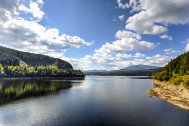 Oasa Lake, yüksek Karpat Dağları, Romanya görülen görünümünü gün ışığı.