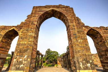 Qutub Minar karmaşık, anıtlar ve Delhi Sultanlığı Yeni Delhi, Hindistan'ın Mehrauli alanındaki binalardan koleksiyonudur. Listelenen bir Unesco Dünya Mirası Anıtı. 