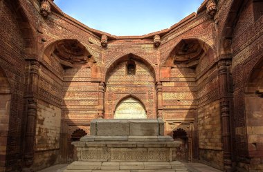 Delhi Sultanlığı cetvel mezar içinde Qutub Minar karmaşık Yeni Delhi, Hindistan'ın Mehrauli bölgesinde bir parçası. Listelenen bir Unesco Dünya Mirası Anıtı. 