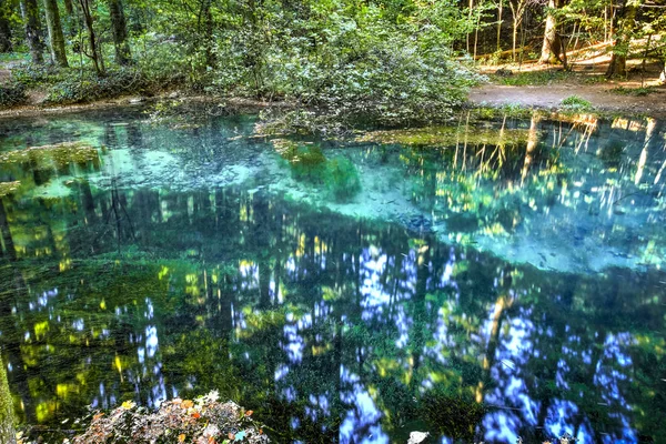 在罗马尼亚北尼加国家公园的内拉峡谷徒步时发现的一个小翡翠湖 — 图库照片