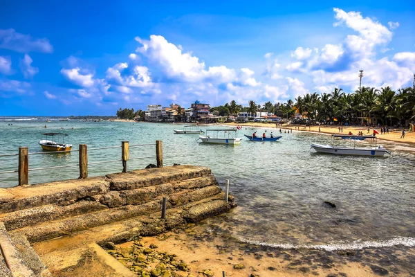 Hikkaduwa Beach dock güneşli bir günde, Sri Lanka