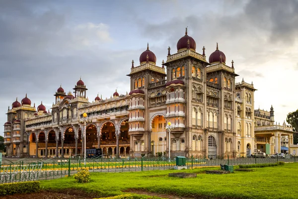 在印度南部卡纳塔克邦不谷的 Mysuru 雄伟的 Mysore 宫也被称为 Ambavilas 与戏剧性的日落天空相对应 — 图库照片