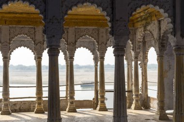 Holly kent Varanasi, Hindistan Ganj Nehri arasında yayılmış birçok Hindu tapınaklardan balkonda dekore edilmiş.