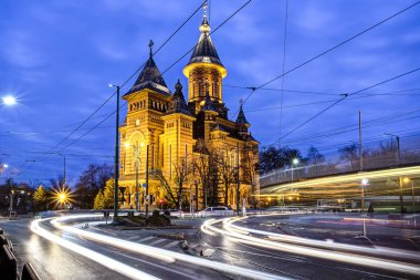 Romanya Ortodoks Büyükşehir Katedrali sokaklardan mavi saatte görülen Timisoara. Timis County, Romanya.