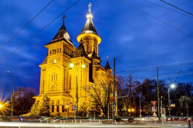 Romanya Ortodoks Büyükşehir Katedrali sokaklardan mavi saatte görülen Timisoara. Timis County, Romanya.